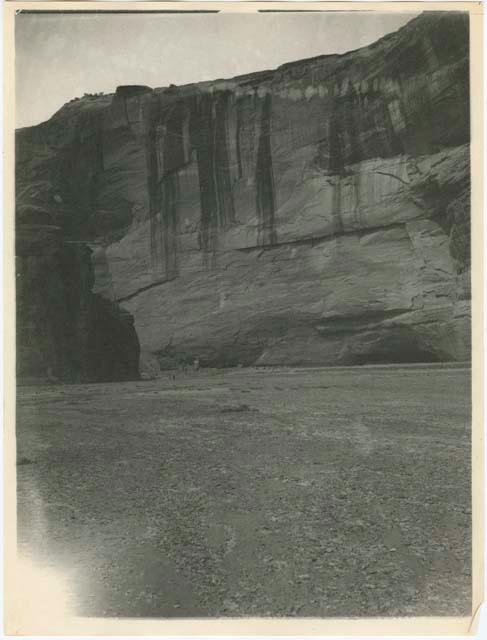 Cliff dwellings at base of cliff at Canyon del Muerto