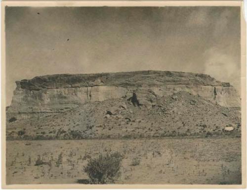 Ruin at base of Steamboat Rock, south