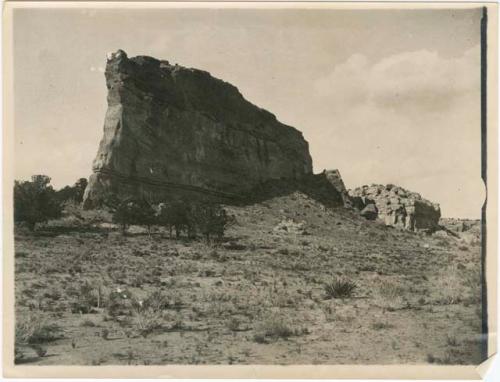 Ruin at base of Steamboat Rock, west