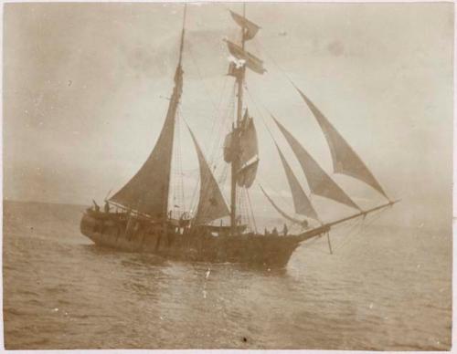 Whaling vessel, "Hidalgo"