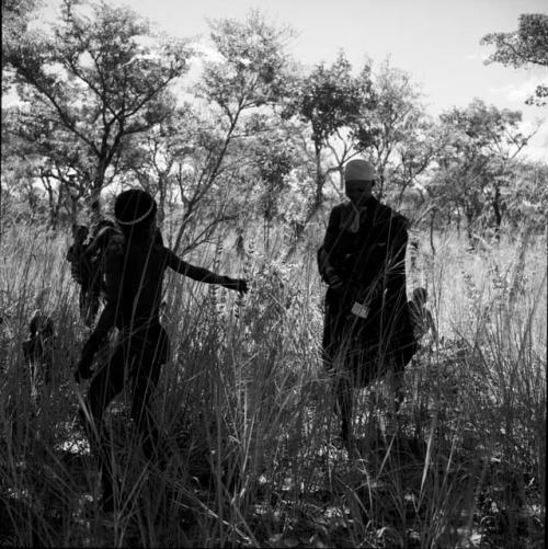 ≠Nisa gathering in the veld with a group of children