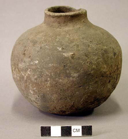 Ceramic complete vessel, jar with short neck, plain
