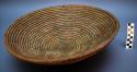 Medium basket tray, coiled. Made of bear grass (natural and dyed).