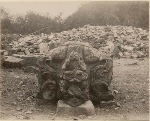 Altar M, head in place, south side