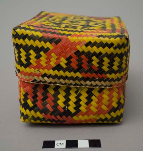Medium single-weave twill-plaited covered basket, "keben"