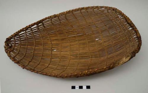 Fan-shaped parching tray for pinenuts