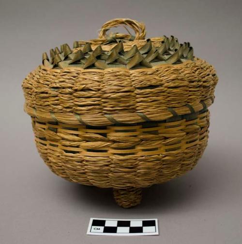 Basket with three feet, curly splintwork on cover