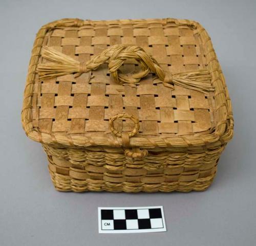 Square, lidded handkerchief basket