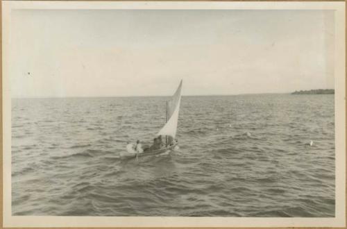 Chiriquí Lagoon, people in Ngobe-Bugle canoe