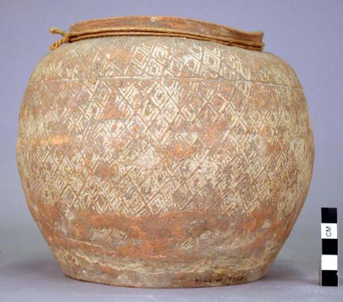 Red ware urn with concentic diamond pattern