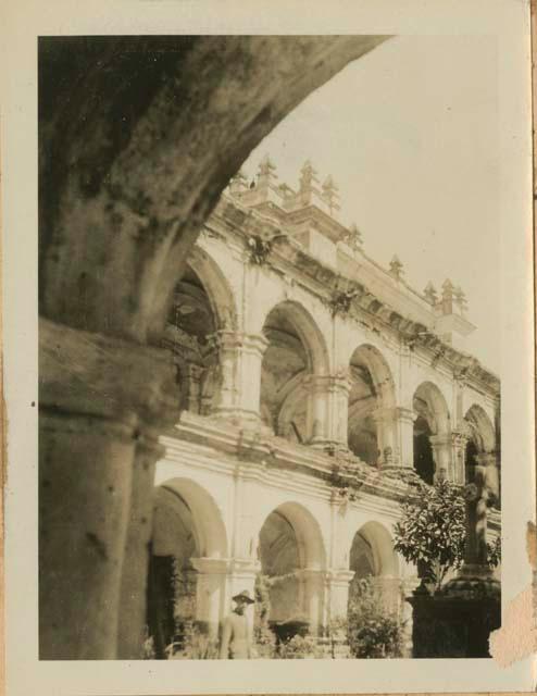 Building with arches