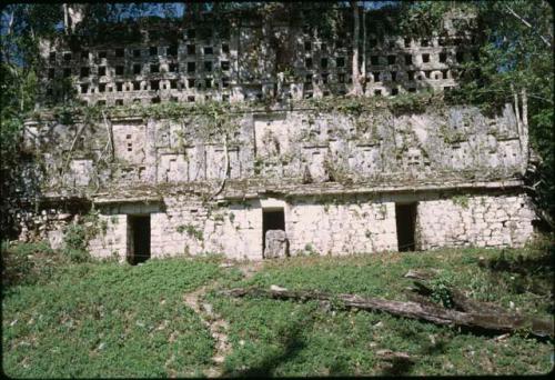 Yaxchilan, Stucture 33