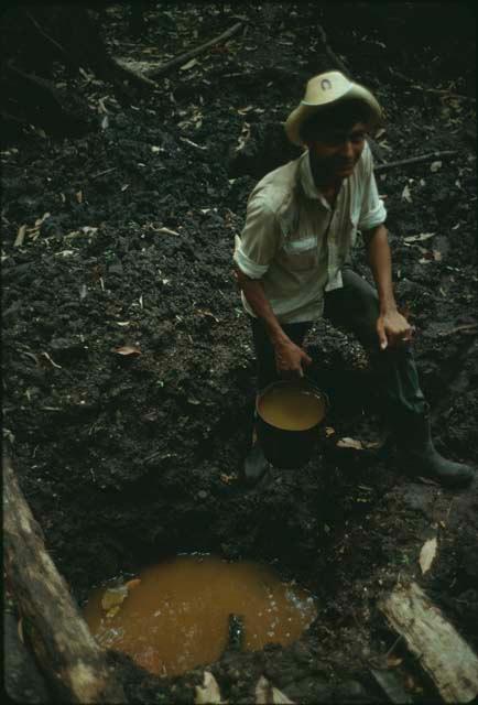 La Pailita, drawing water from small pozo