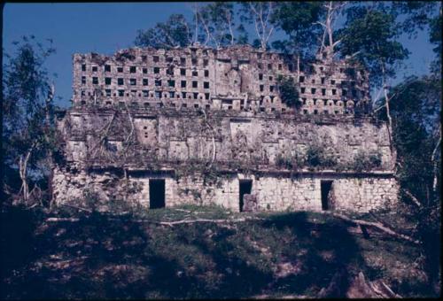 Yaxchilan, Structure 33