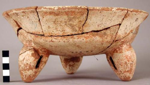 Earthen vase, 3 legs