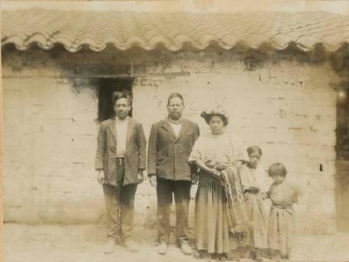 Alcalde with his family