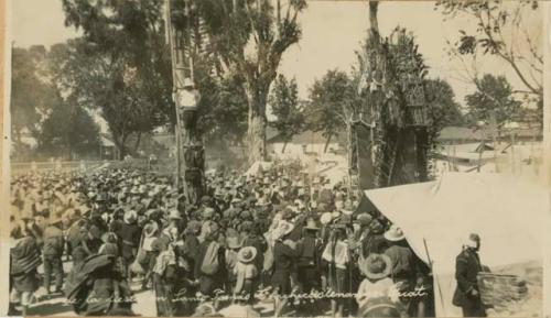 Crowd at the base of the Palo Volador