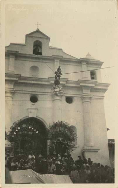 Figure on cable in front of Iglesia Santo Tomás