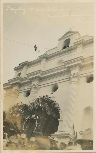 Figure on cable in front of Iglesia Santo Tomás