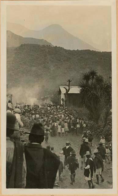 Large crowd worshipping Maximón