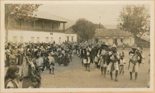 Large crowd worshipping Maximón