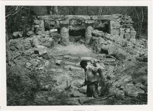 La Expedicion, digging excavation trench, with structure in background