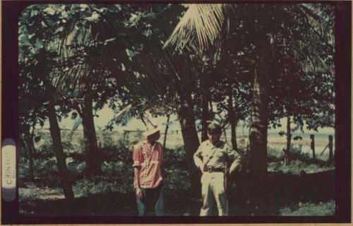 Ngobe-Bugle man in red shirt next to Ngobe-Bugle policeman