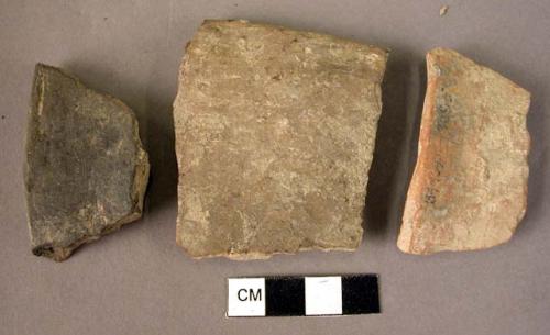 4 rim potsherds, 2potsherds - plain ware (Wace & Thompson, 1912, Type B1)