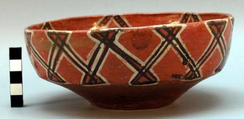 Tazon (pinink) bowl, decorated and glazed in a star motif