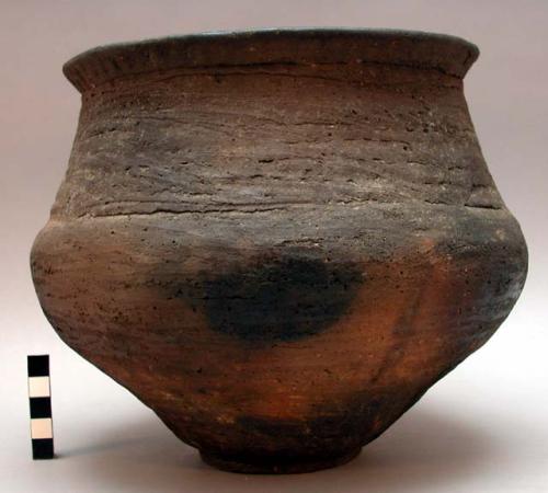 Ollo bowl called muits, with wide neck, flared rim, for ftermentation of yucca.