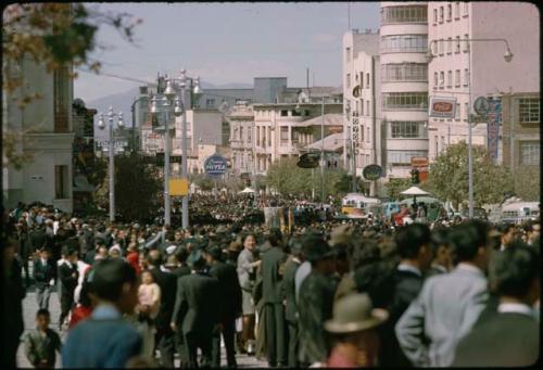 Crowd on Avenida 6 de Agosto