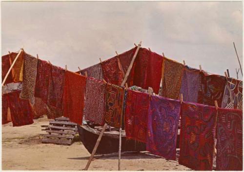 Drying molas to be sold to tourists