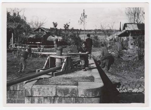 Closing canal locks