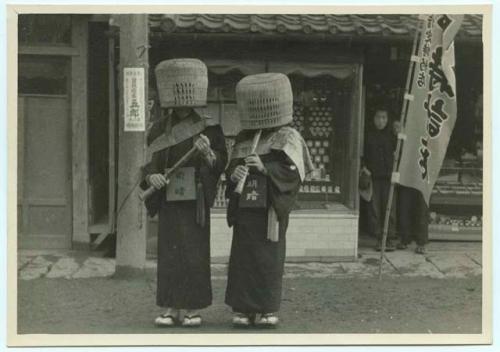 Two people dressed as komuso (monks)