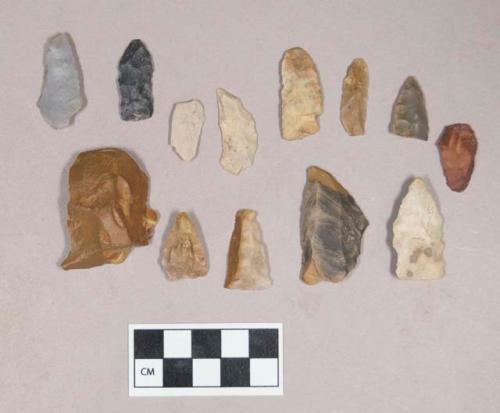 Chipped stone, flakes, with cortex; chipped stone, prismatic blades, some with retouching or use wear; chipped stone, scrapers; chipped stone, projectile points, triangular