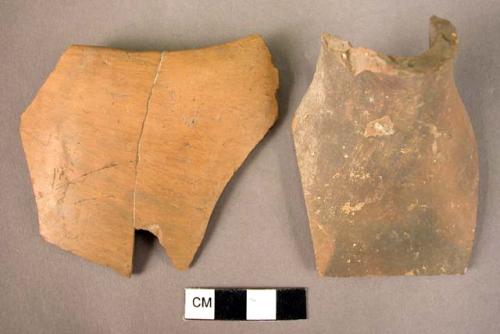 6 fragments of pottery sauceboats; 2 pottery handles