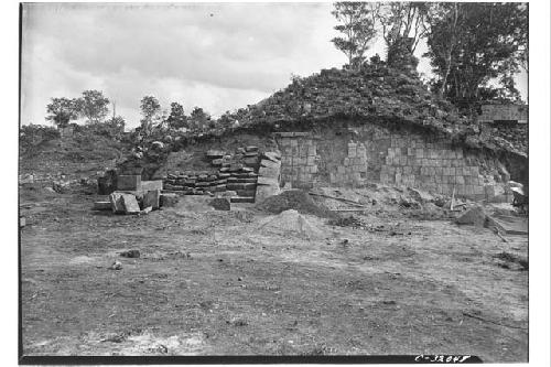 Mercado - stairway, West end excavated.