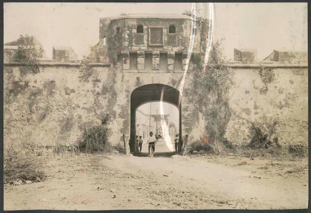 Stone wall and gateway – Objects – eMuseum