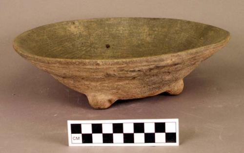 Shallow dish with 3 small feet