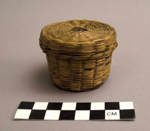 Very small covered sweetgrass basket with faded dyed splints