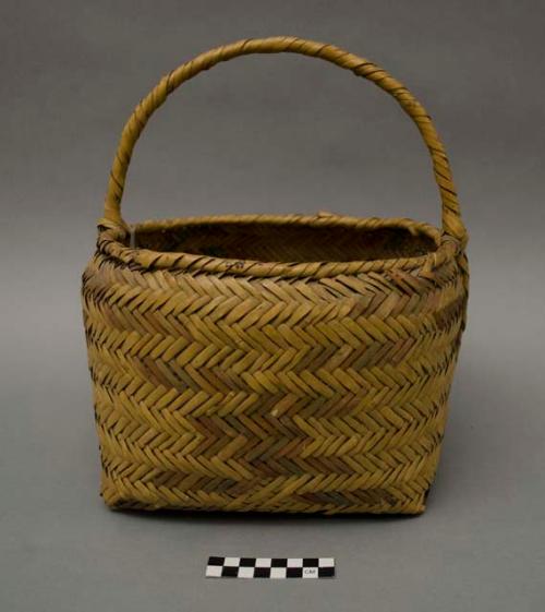 Single-handle basket, faded colors on interior