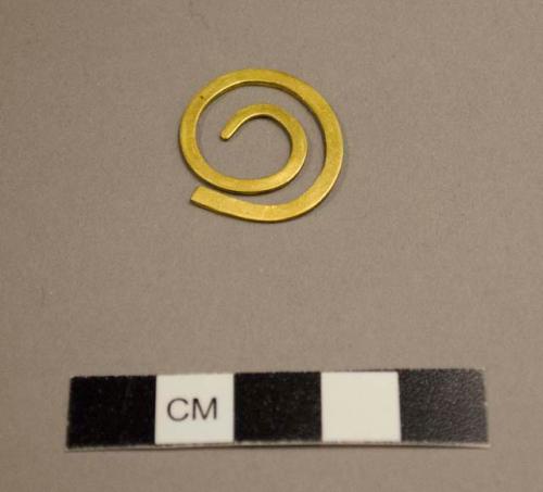 Gold scroll, flat, 1" diam.