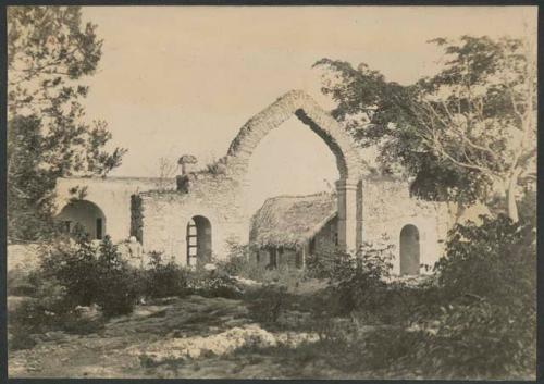 Hacienda Chichen, arched gateway