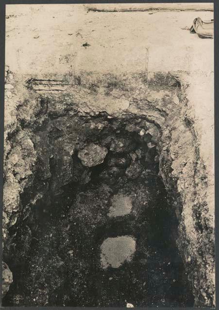 El Caracol, pit at base of stairway showing fill and floor levels