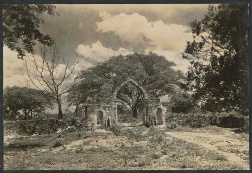 Hacienda Chichen, arched gateway