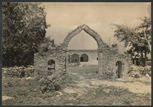 Hacienda Chichen, Casa Principal seen through arched gateway