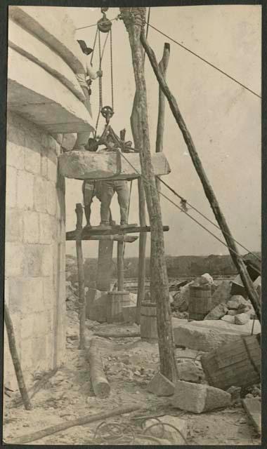 Caracol, raising stone block of five-member cornice