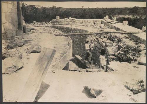 El Caracol, masons facing the pit exposing the 1929 circular structure