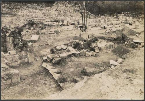 El Caracol, arrangement of corner stones at southeast corner of T-House