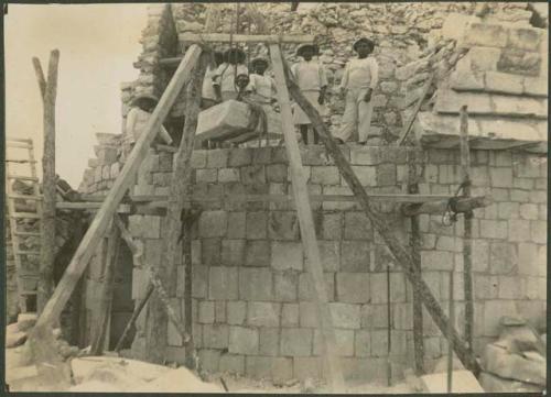 Caracol, repair of five-member cornice